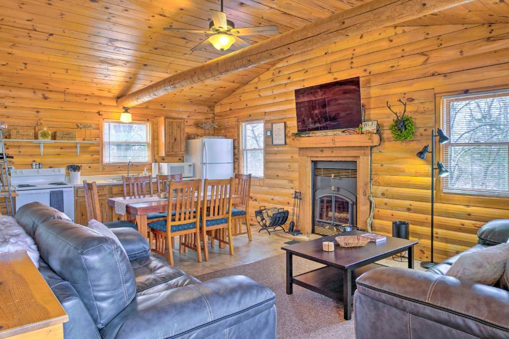 Cabin Retreat on Table Rock Lake with Fire Pit!